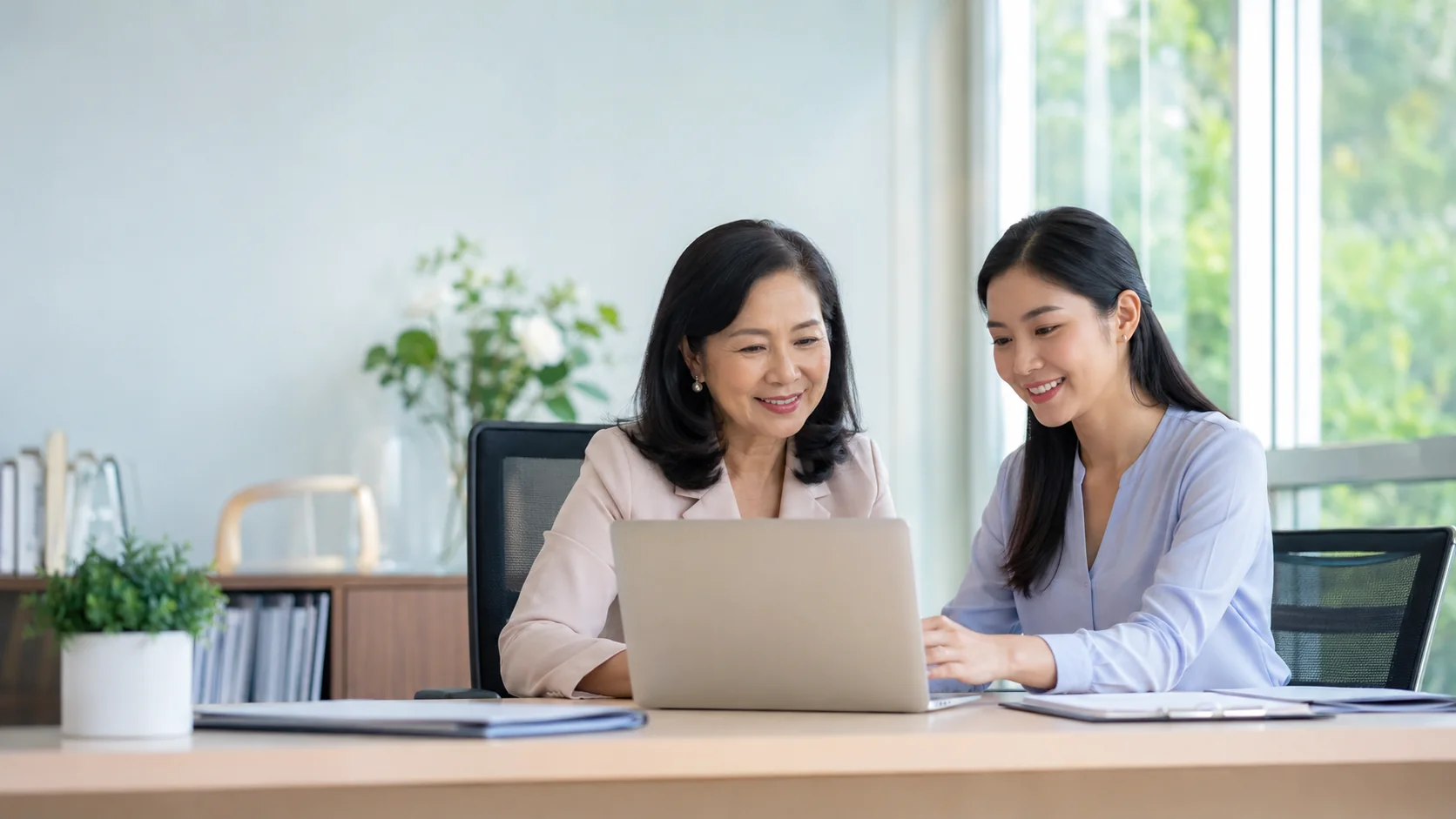 ผู้บริหารและเจ้าหน้าที่สถานศึกษากำลังพิจารณาข้อมูลผู้สมัครงานร่วมกันบนคอมพิวเตอร์